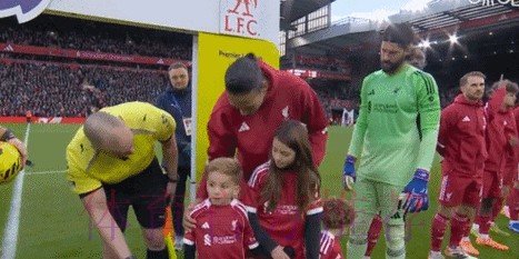 安菲尔德感人一幕!若塔幼子担任球童,裁判躬身击掌,你永不独行 安菲尔德感人一幕!若塔幼子担任球童,裁判躬身击掌,你永不独行